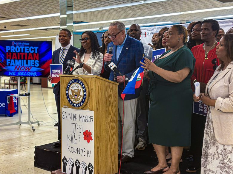 Des élus new-yorkais et des représentants de la communauté haïtienne se sont réunis le 29 juin à Life of Hope, à Brooklyn, pour protester contre la décision de la Cour suprême autorisant l'administration à révoquer le statut de protection temporaire (TPS) pour les Haïtiens et les Syriens, et pour inciter la communauté à faire pression sur le Congrès. Photo : Macollvie J. Neel pour The Haitian Times